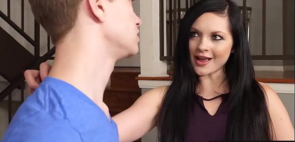 trendsBabe seduces delivery driver with blowjob before fucking